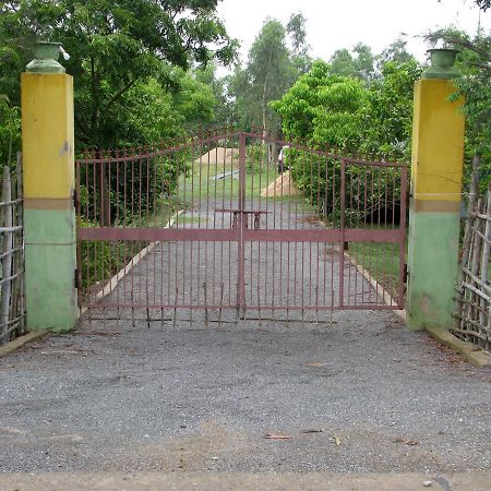 Estuarine Village Resort Satabhaya Bagian luar foto