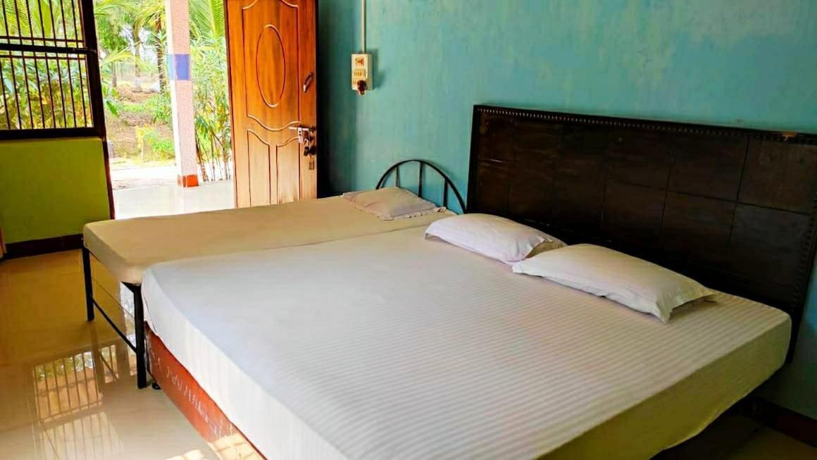 Estuarine Village Resort Satabhaya Bagian luar foto