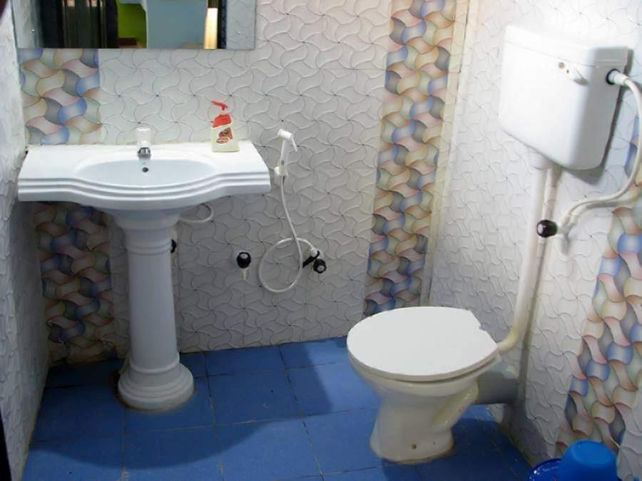 Estuarine Village Resort Satabhaya Bagian luar foto