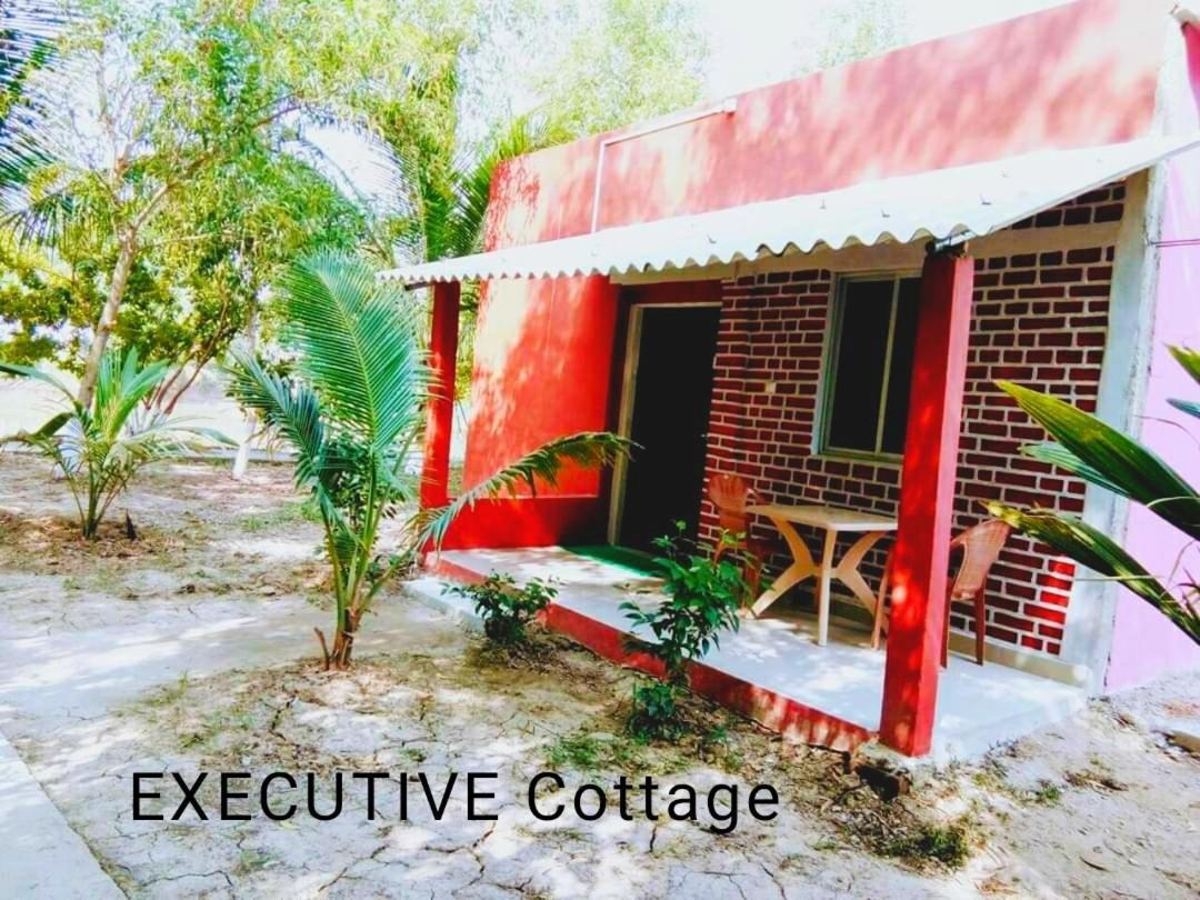Estuarine Village Resort Satabhaya Bagian luar foto