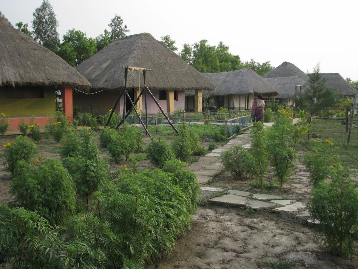 Estuarine Village Resort Satabhaya Bagian luar foto