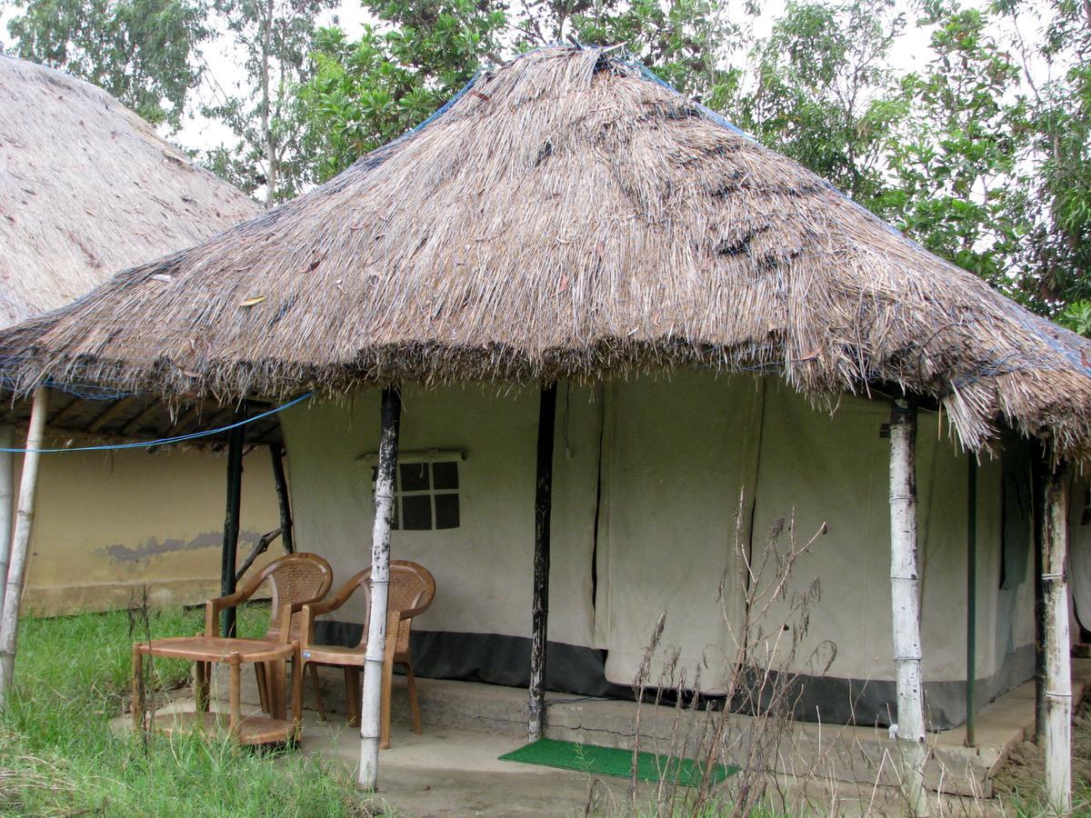 Estuarine Village Resort Satabhaya Bagian luar foto