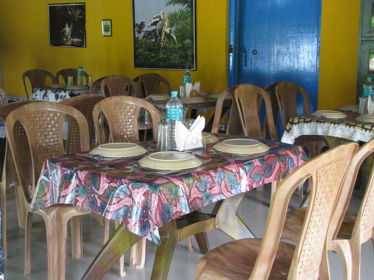 Estuarine Village Resort Satabhaya Bagian luar foto