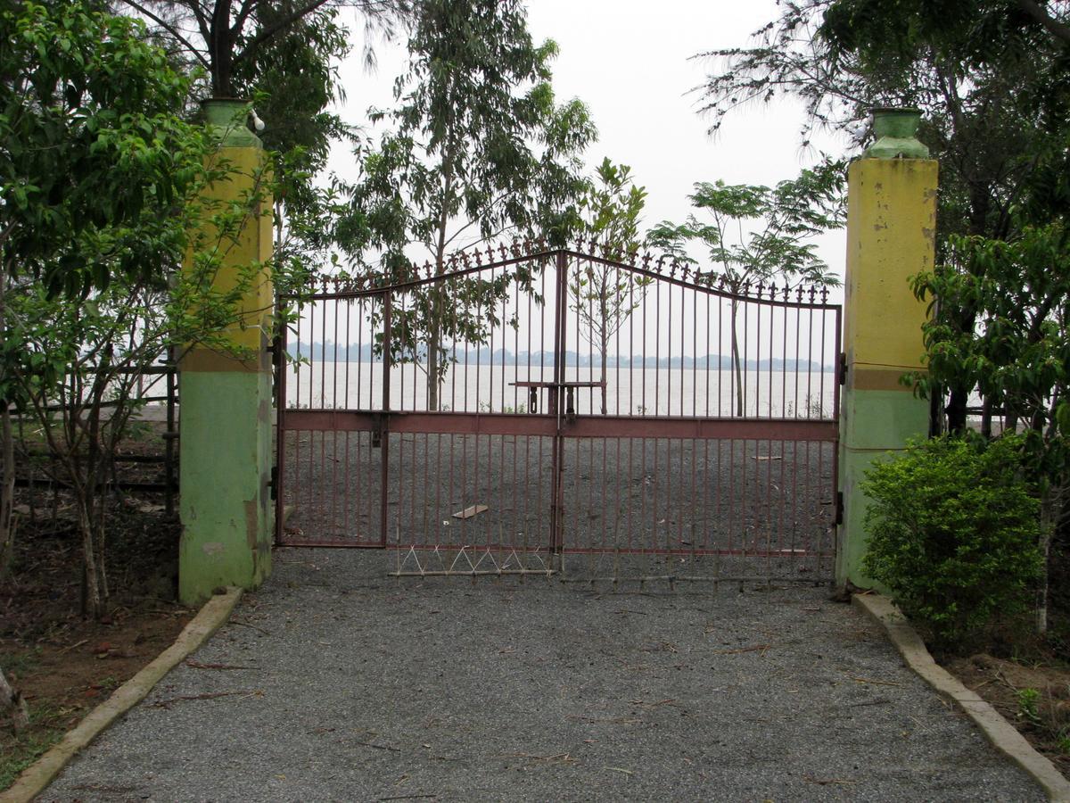 Estuarine Village Resort Satabhaya Bagian luar foto