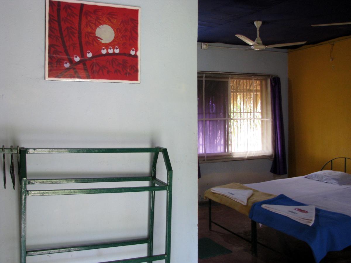 Estuarine Village Resort Satabhaya Bagian luar foto