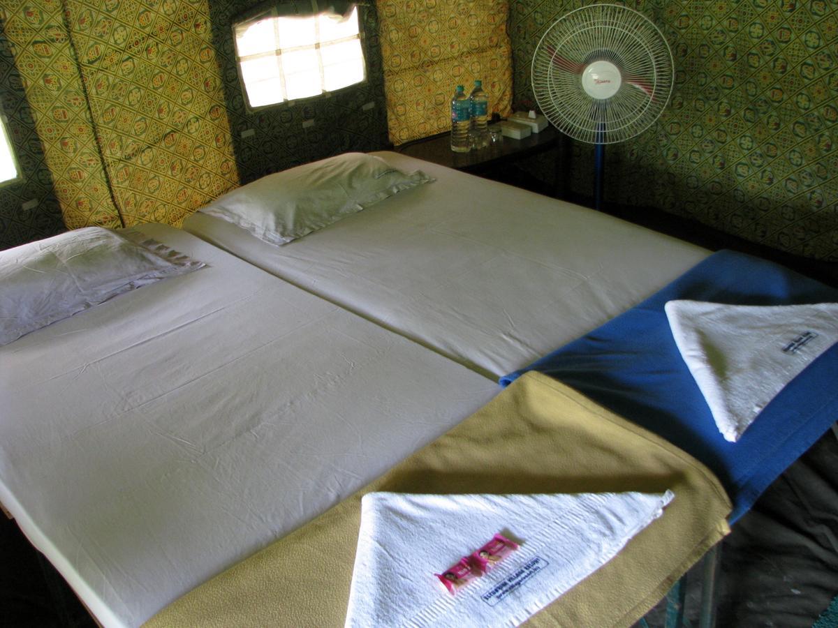 Estuarine Village Resort Satabhaya Bagian luar foto